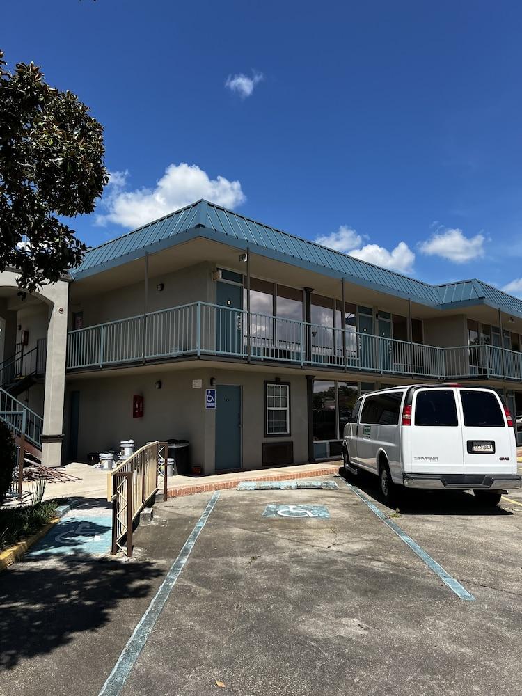 Discovery Motel 2*
